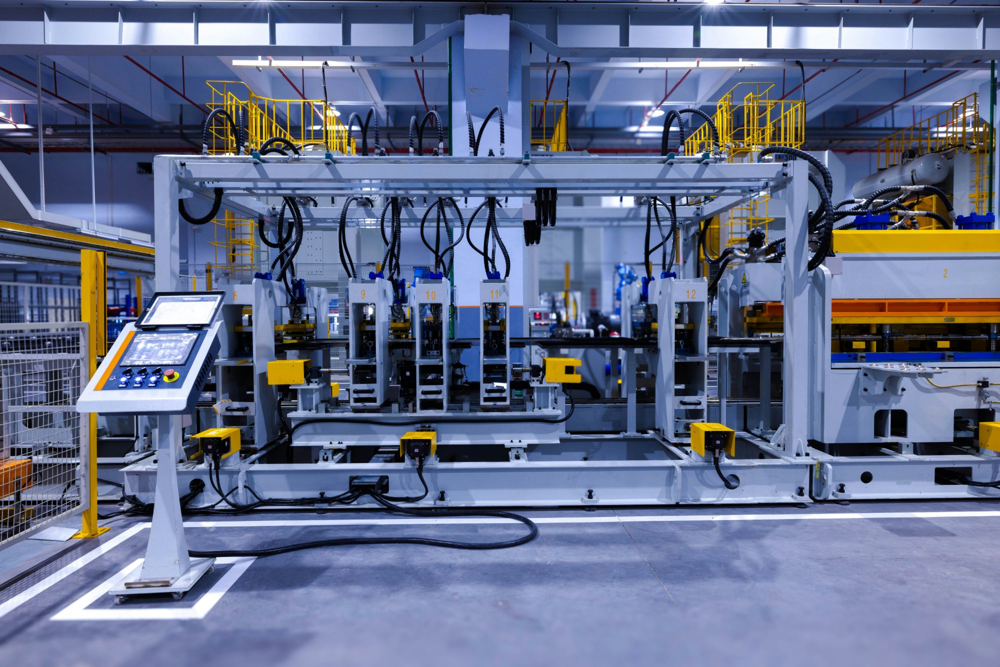Automatisierte Fertigungslinie mit Pressenstationen in einer Industriehalle