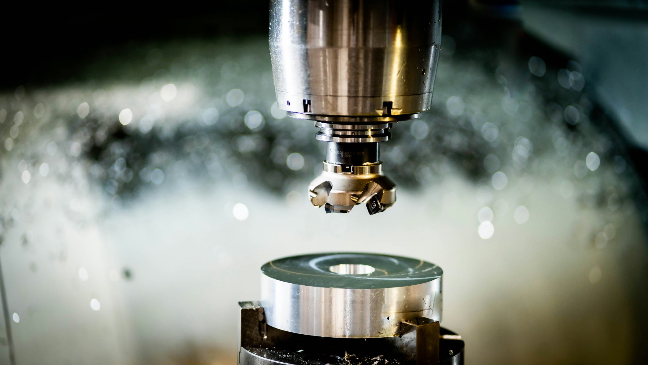 CNC-Fräskopf bei der Präzisionsbearbeitung eines Metallwerkstücks
